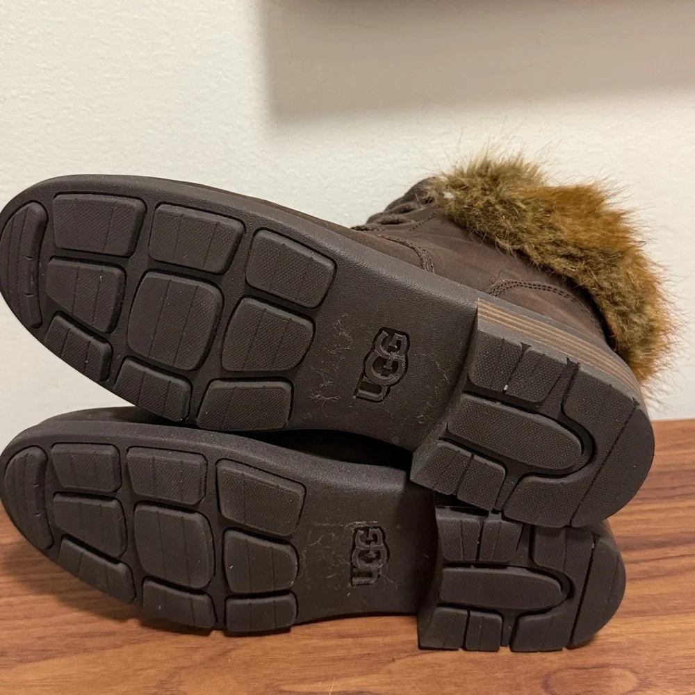 UGG Harrison Lace Up Ankles Boots in “Stout” Brown Leather with Faux Fur Collar.